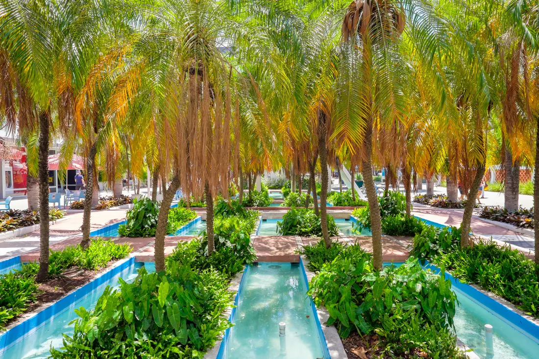 Lincoln Road Mall, Miami Beach — shopping street — American Butler