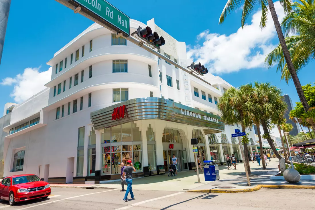 Photo of the promenade on Lincoln Road in Miami Beach — American Butler