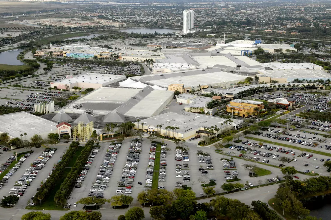 Фото вида сверху на Sawgrass Mills в Санрайзе — American Butler