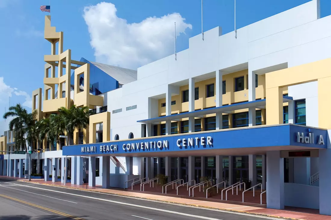 Miami Beach Convention Center — старый фасад здания в стиле Ар-деко — American Butler