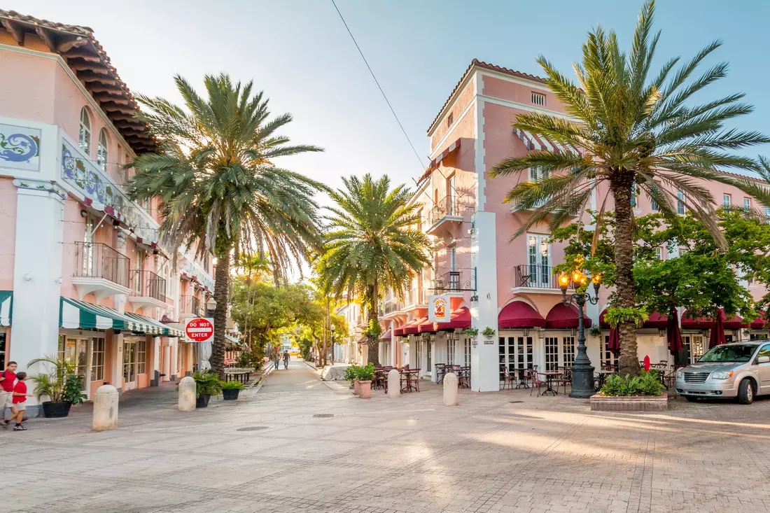 Espanola Way — улица и достопримечательность в Майами-Бич — American Butler