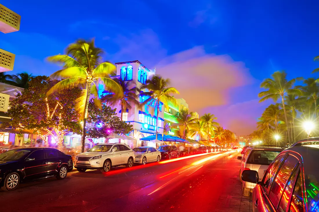 Ocean Drive — фото улицы вечером — American Butler