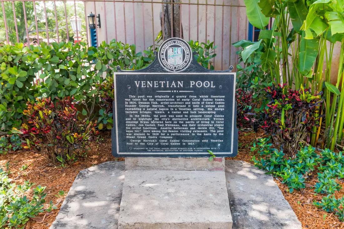 Фото таблички с названием Venetian pool — American Butler