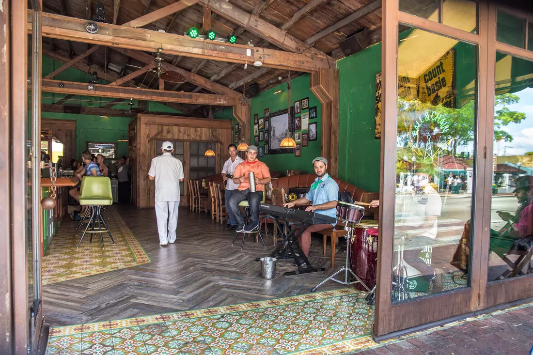 Достопримечательности Маленькой Гаваны в Майами — фото ресторана на улице Calle Ocho — American Butler