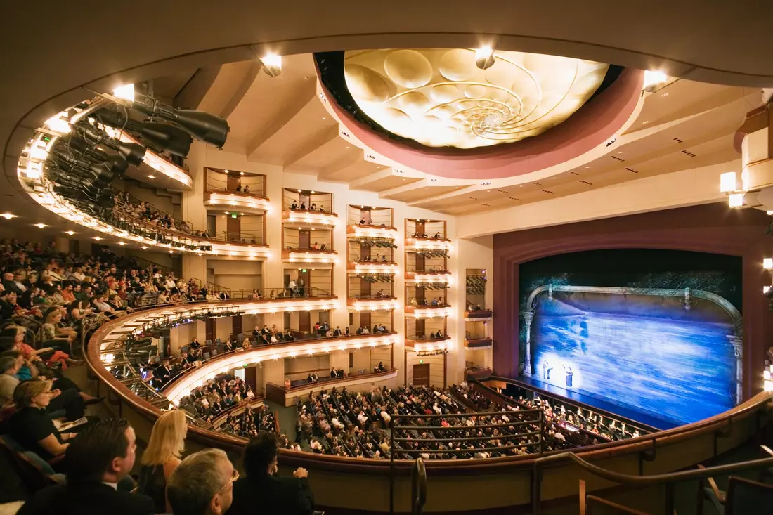 Adrienne Arsht Center Miami — фото вида сбоку — American Butler