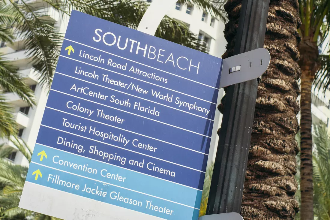 Photo of the sign post of the theater New World Center, Miami Beach — American Butler