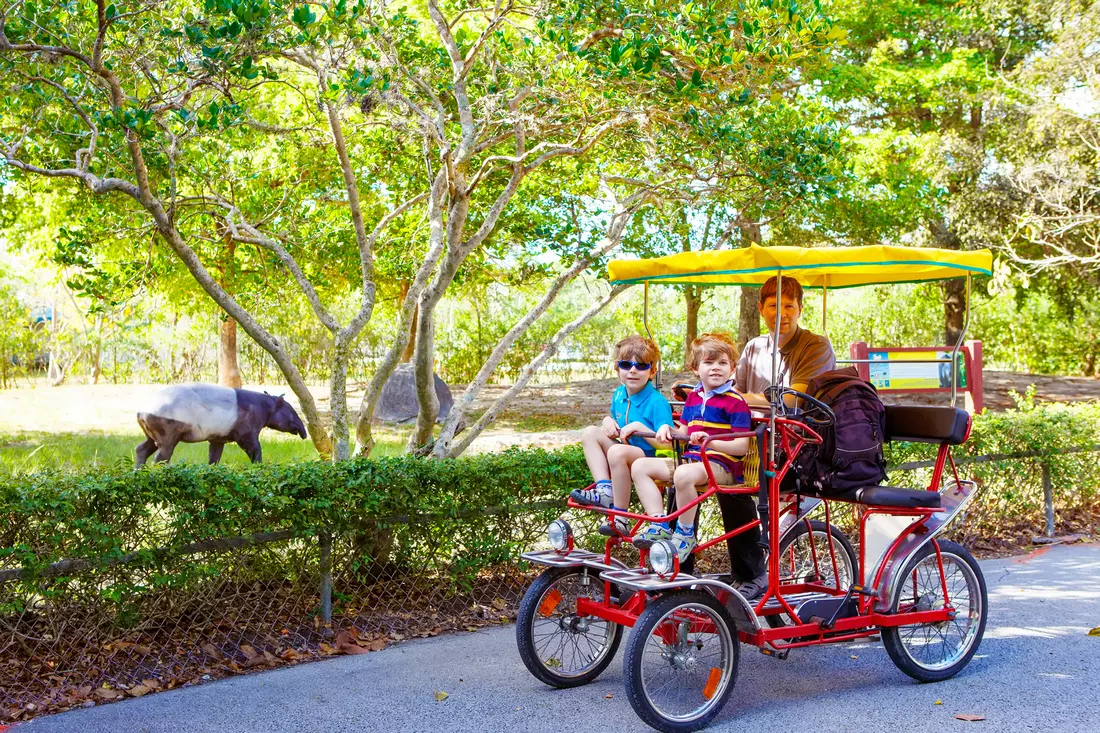 Photo of children with father at Zoo Miami