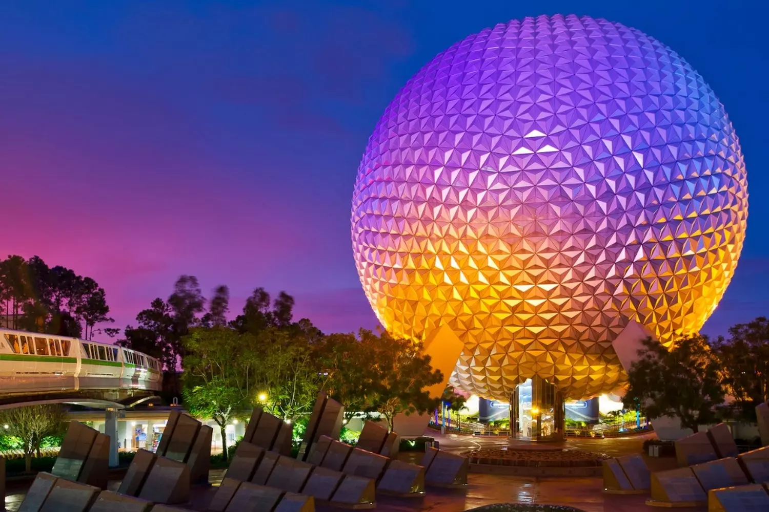 Вечерний вид на Эпкот — знаменитый шар Spaceship Earth в огнях Шар Эпкот (Spaceship Earth) вечером, огни и отражение на воде