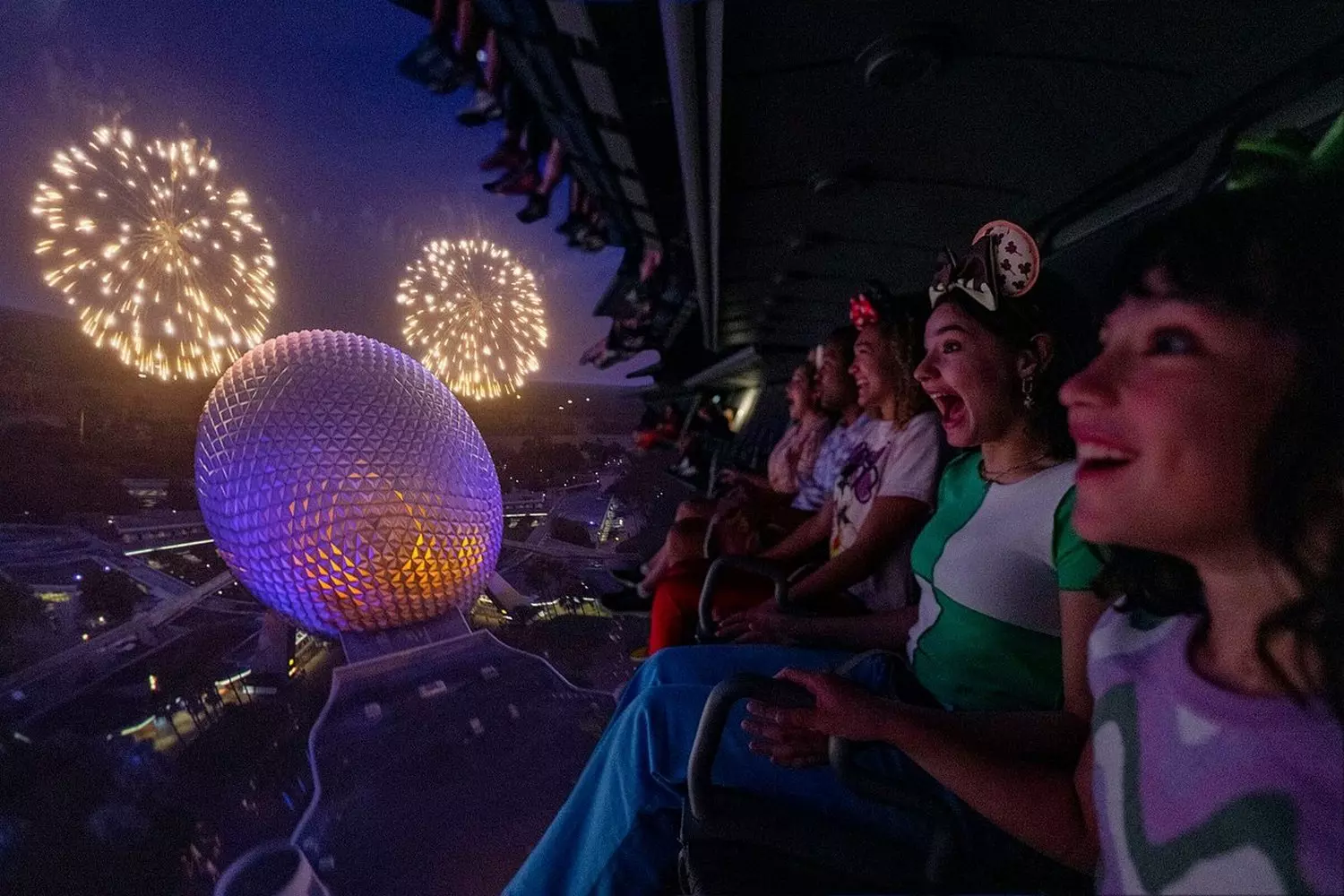 Финальное вечернее шоу в EPCOT — магия огней, воды и музыки Вечернее световое и фейерверк-шоу над озером в парке EPCOT