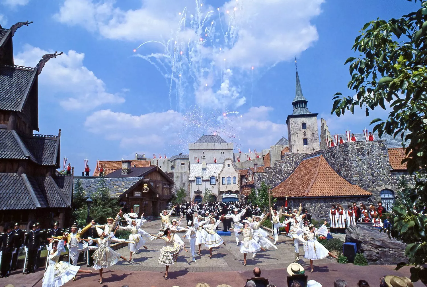 Павильон Норвегии в EPCOT — прогулка среди фьордов и вдохновение "Холодным сердцем" Норвежский павильон в парке EPCOT — архитектура, замки и атмосфера сказки
