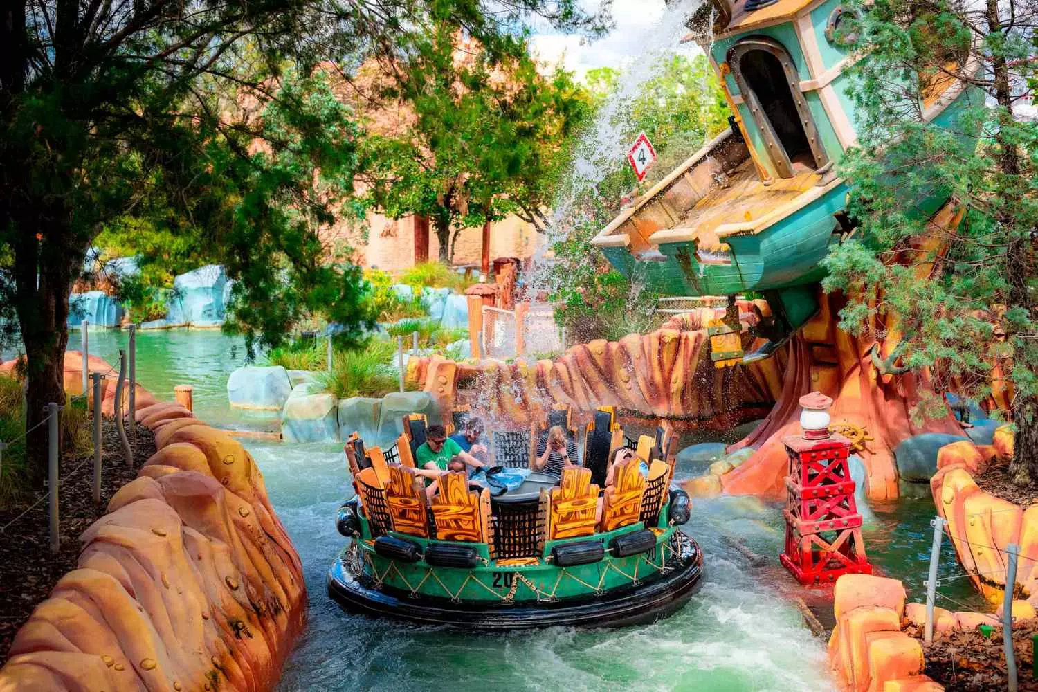Захватывающий водный аттракцион в Universal Orlando — освежающие приключения для всей семьи Гости парка наслаждаются водным аттракционом в Universal Orlando под жарким солнцем Флориды