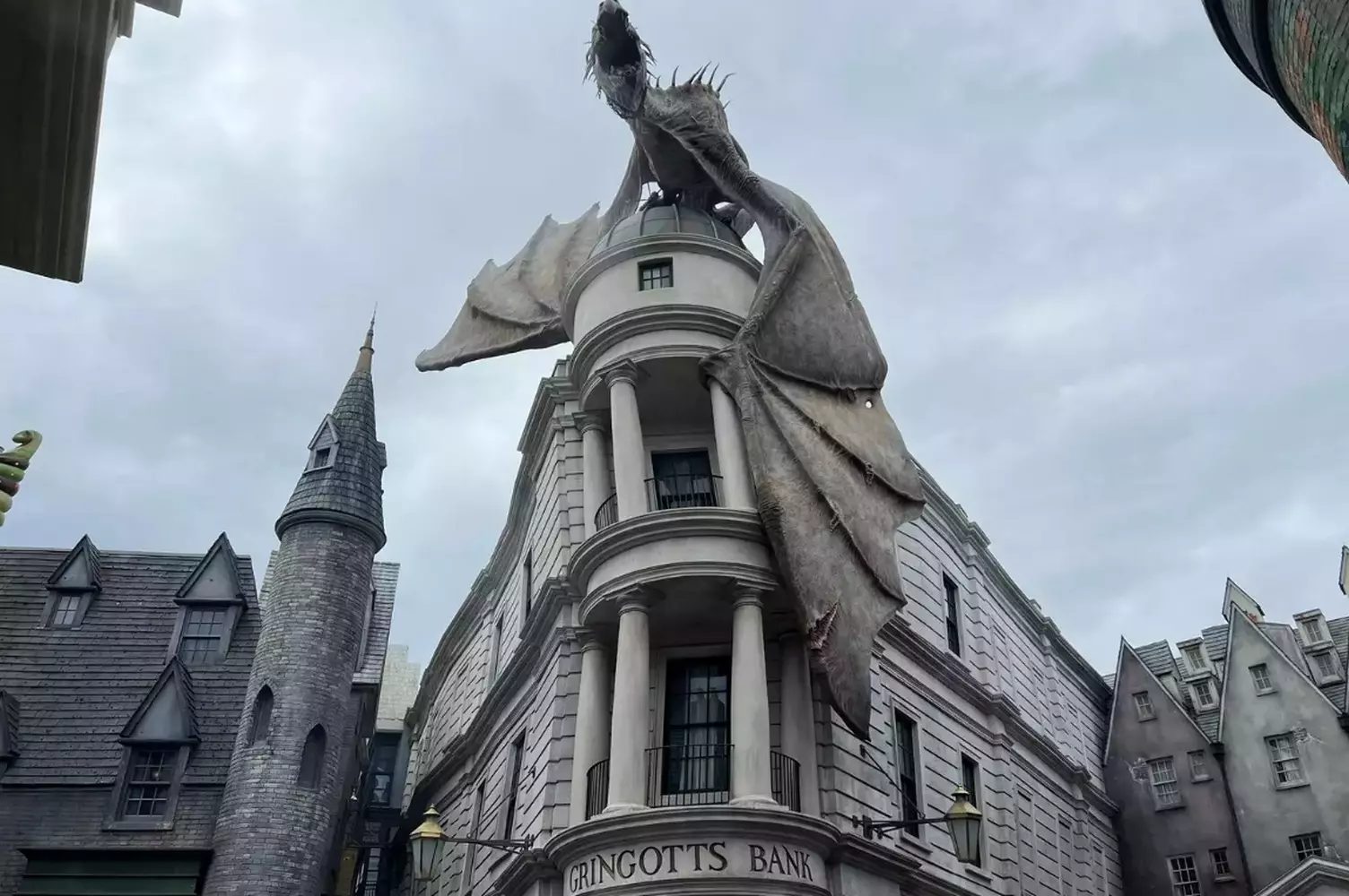 Погрузитесь в магию: Земля Гарри Поттера в парке Universal Orlando Волшебный мир Гарри Поттера в Universal Orlando — вид на деревню Хогсмид и замок Хогвартс