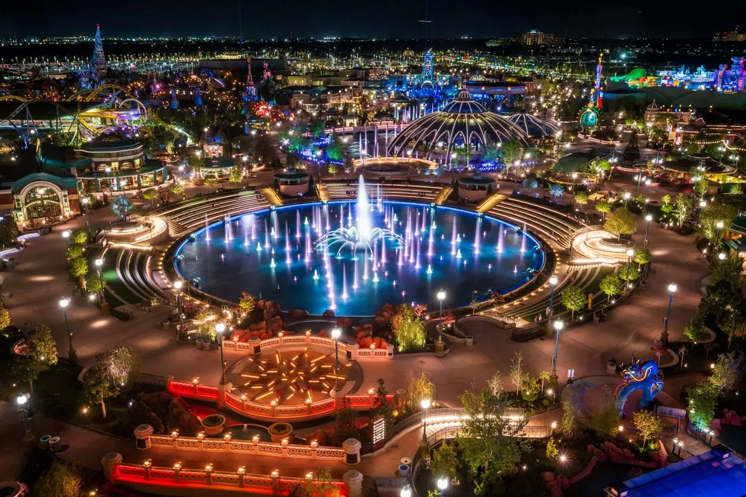 Обзорный вид парка Universal Orlando – аттракционы, кинотематические зоны и развлечения Панорамный вид на парк Universal Orlando Resort с аттракционами, американскими горками и знаковыми декорациями
