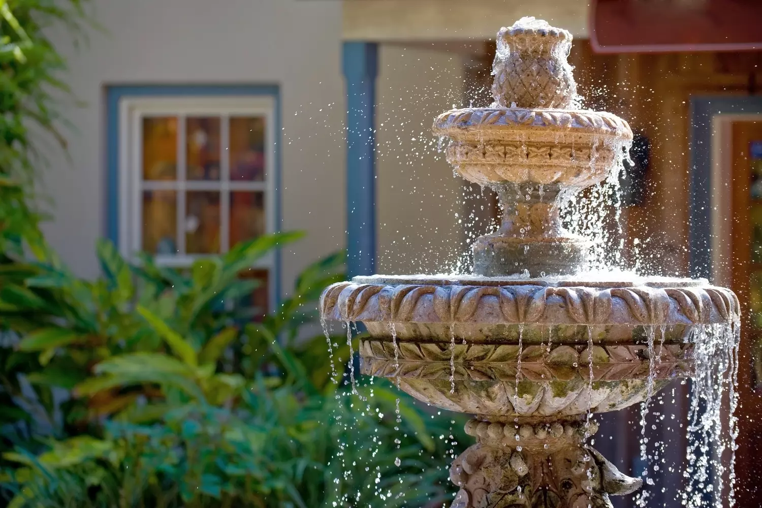 Photo of the Ar Deco fountain in the center of Palm Beach on Worth Avenue