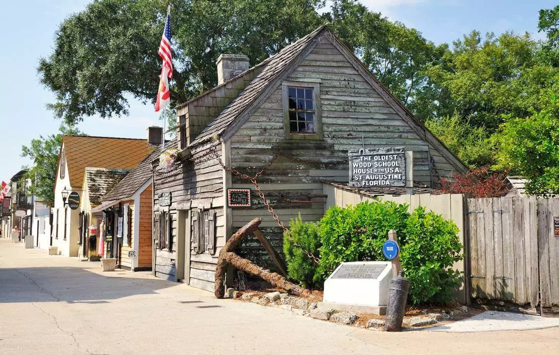 Oldest Wooden School House — фото старейшей европейской школы в США