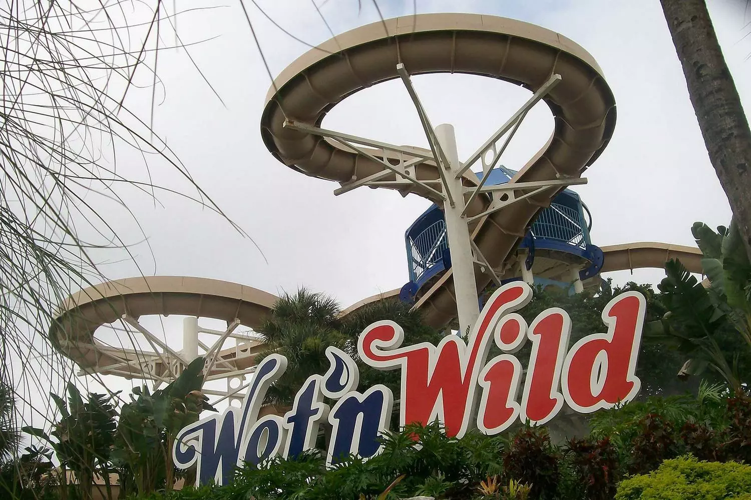 Historic sign of Wet’n Wild — the predecessor of Volcano Bay Sign of the legendary Wet’n Wild water park in Florida