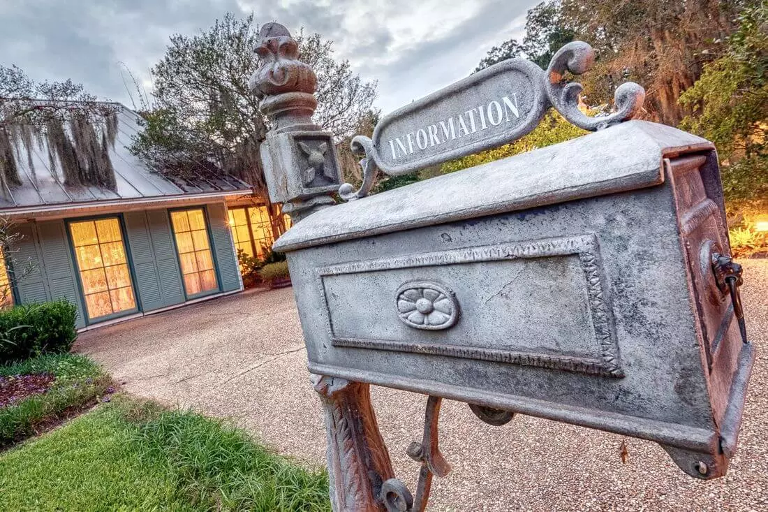 Myrtles Plantation, Louisiana — Photo of a mailbox and a porch