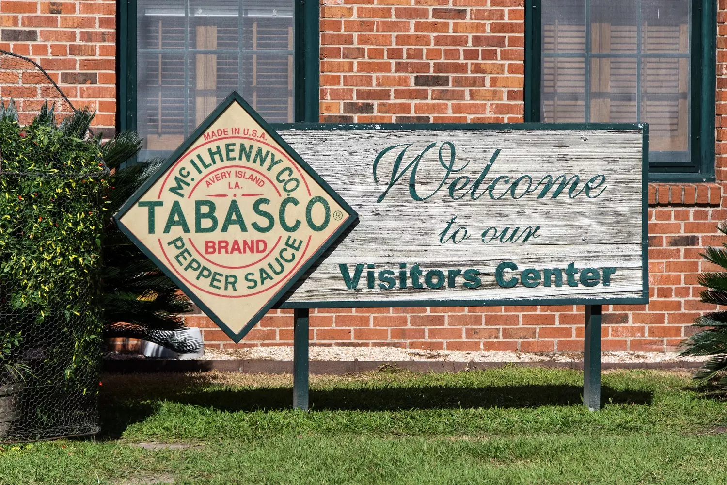 Табличка у входа на фабрику TABASCO Вход на фабрику TABASCO на острове Эйвери
