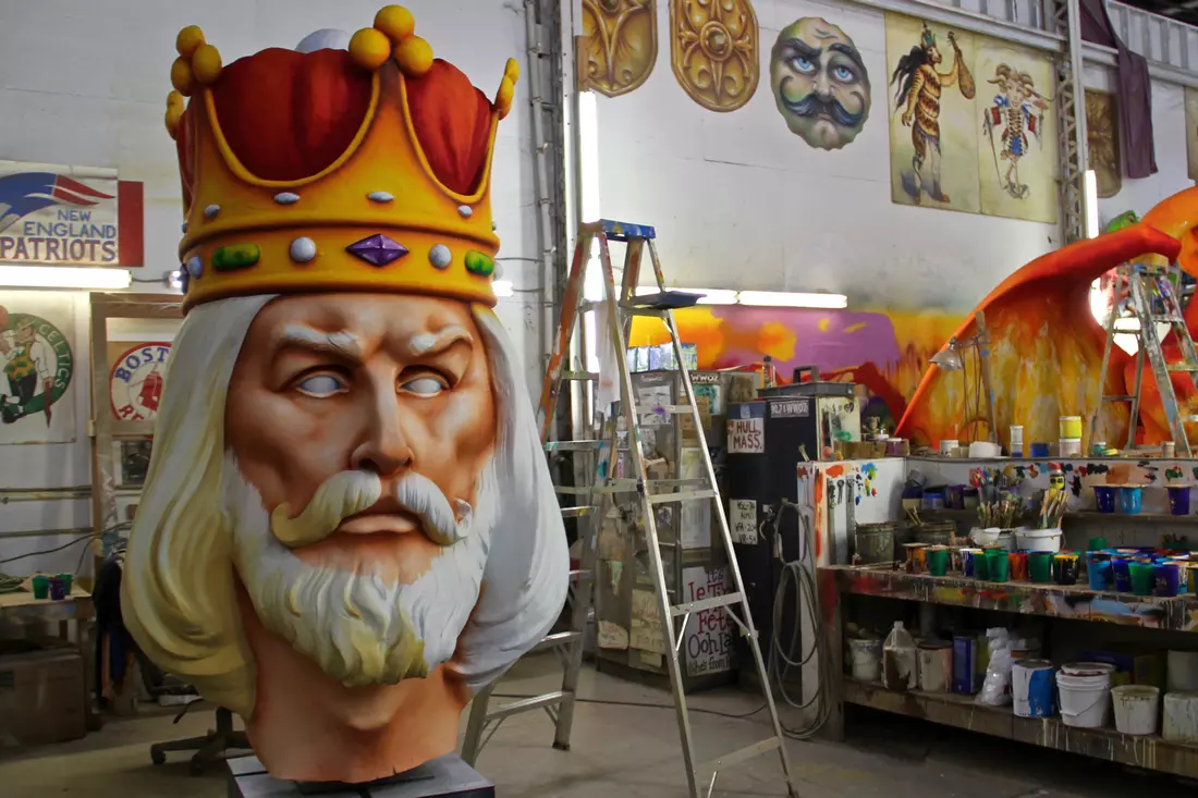 Гигантская скульптура головы короля для парада Mardi Gras в мастерской Mardi Gras World