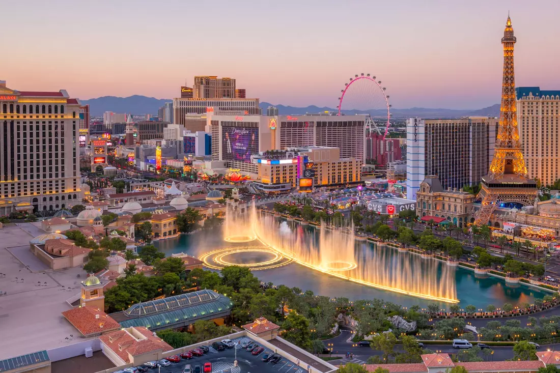 Bellagio Fountains show at sunset in Las Vegas — American Butler