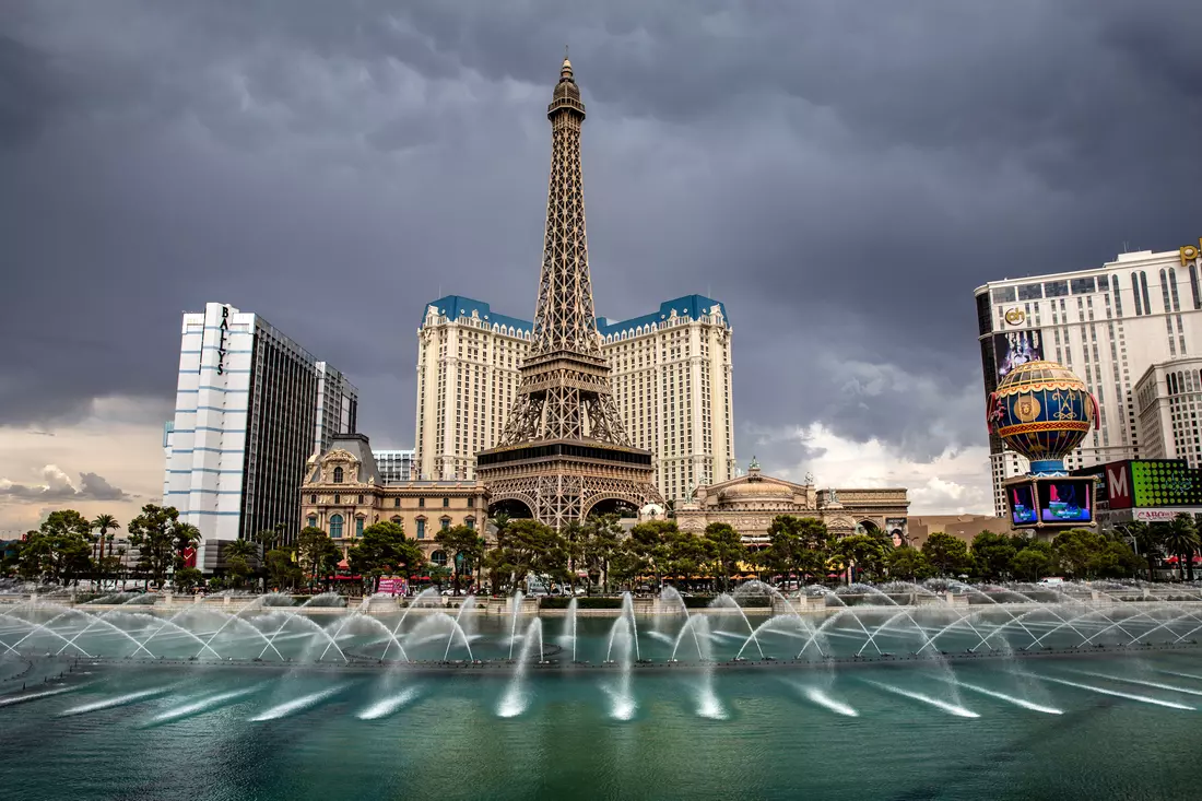 Bellagio Fountains synchronized with music — American Butler