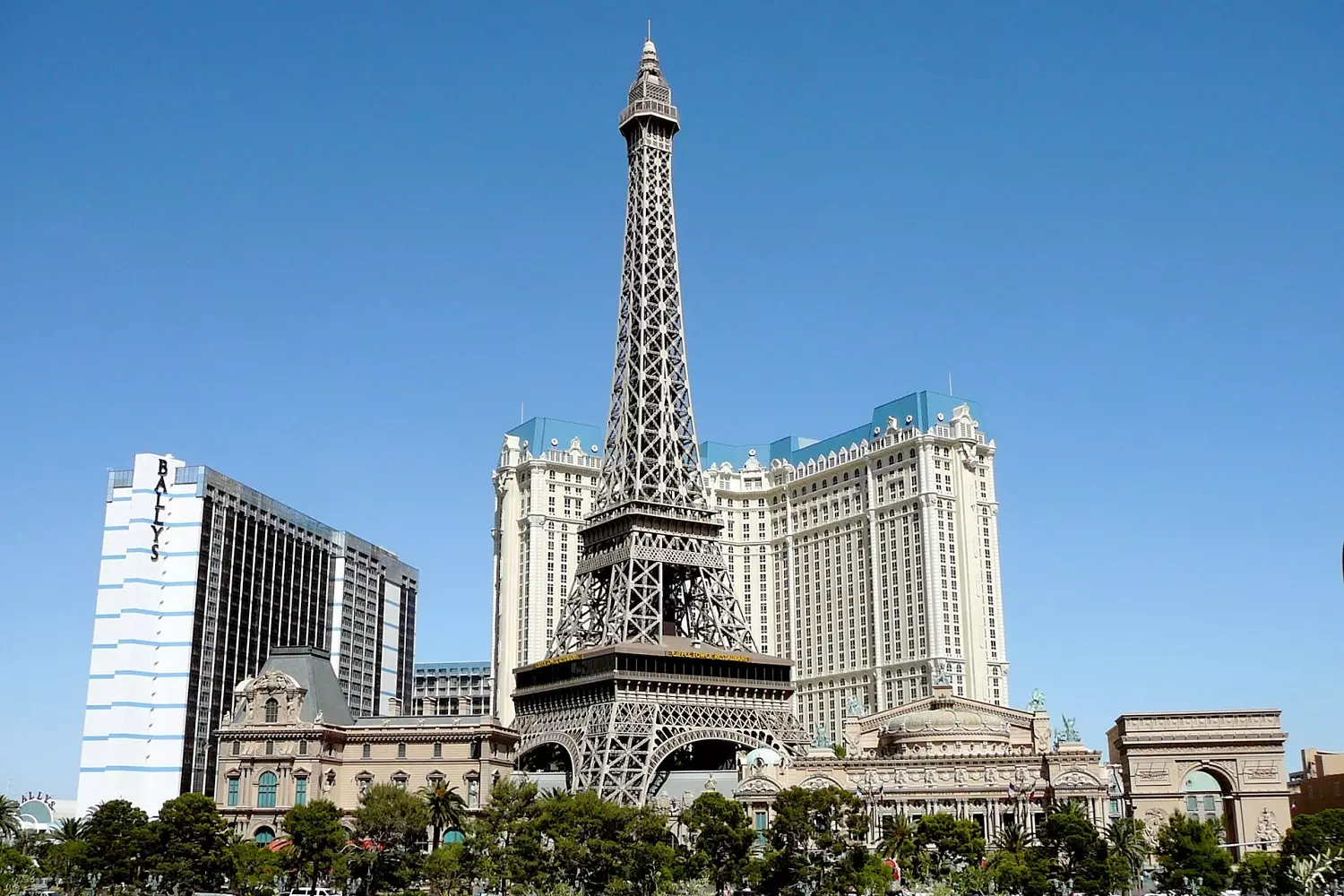 Копия Эйфелевой башни на фоне отеля Paris Las Vegas в Лас-Вегасе