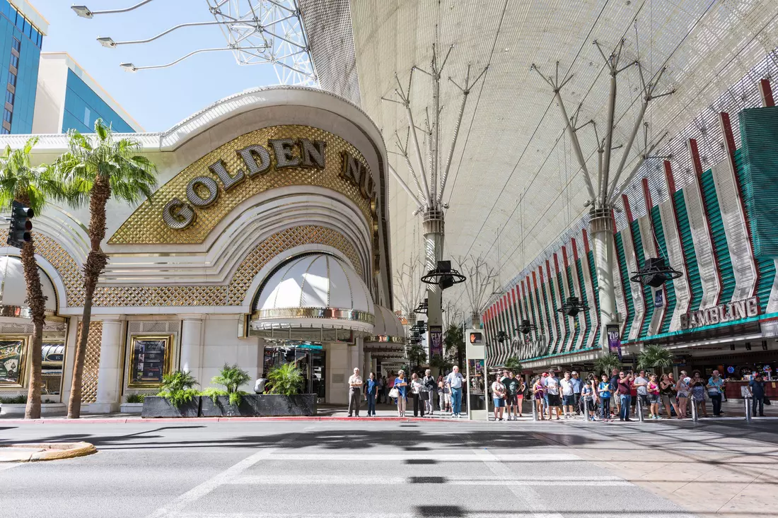 Fremont street, Las Vegas — фото торгового центра под куполом днём