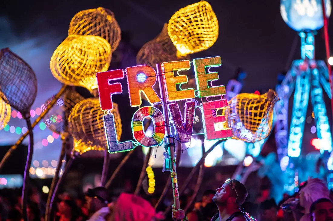 Светящийся знак "Free Love" на фестивале Электрик Дэйзи Карнавал