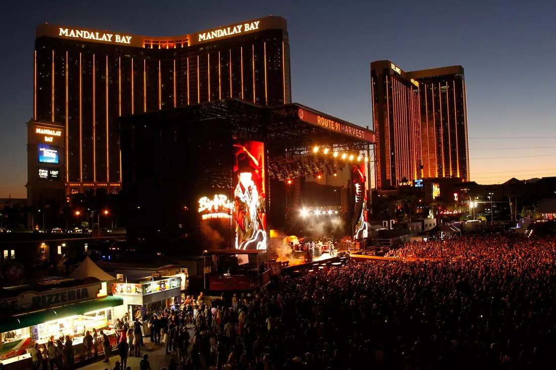 Вид на сцену Route 91 Harvest Festival с отелем Mandalay Bay на заднем плане