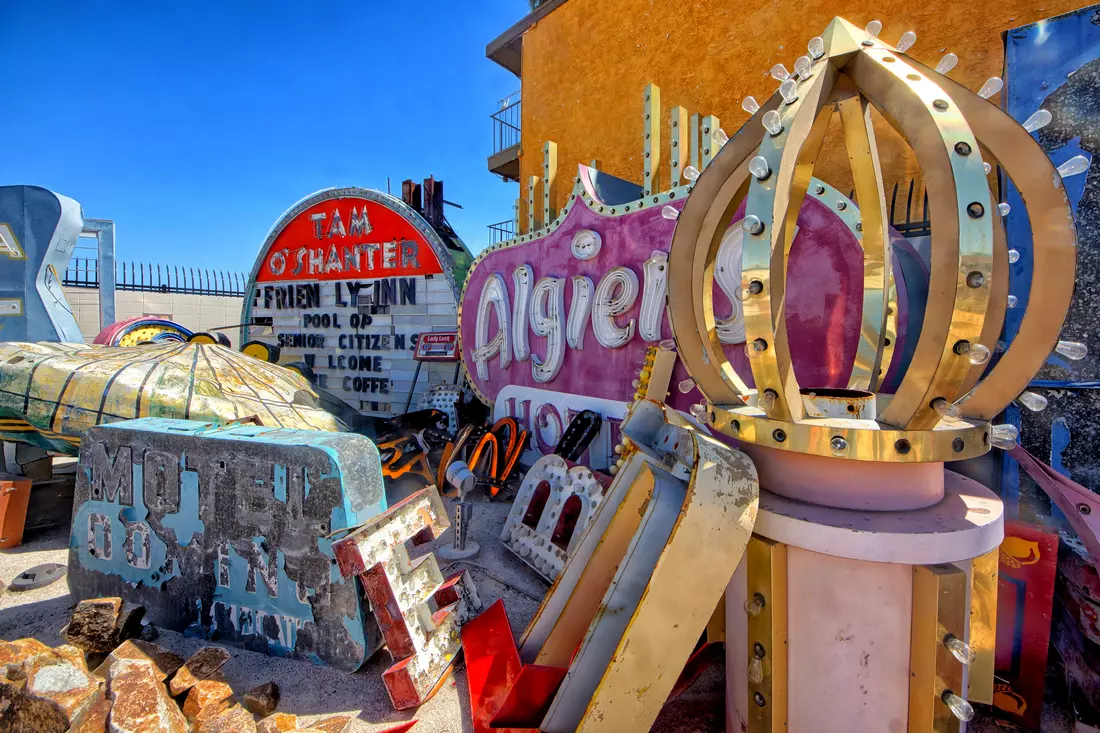 The Neon Museum, Las Vegas — фото неоновых вывесок в музее днём