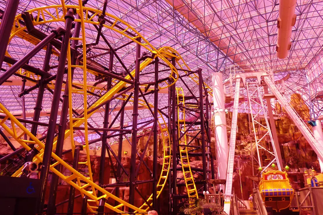 Американские горки в крытом парке Adventuredome в Лас-Вегасе