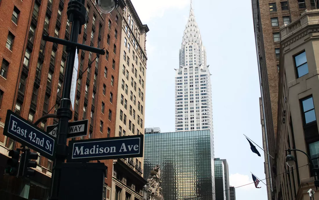 Вид на Chrysler Building с угла пересечения East 42nd Street и Madison Avenue в ясный день