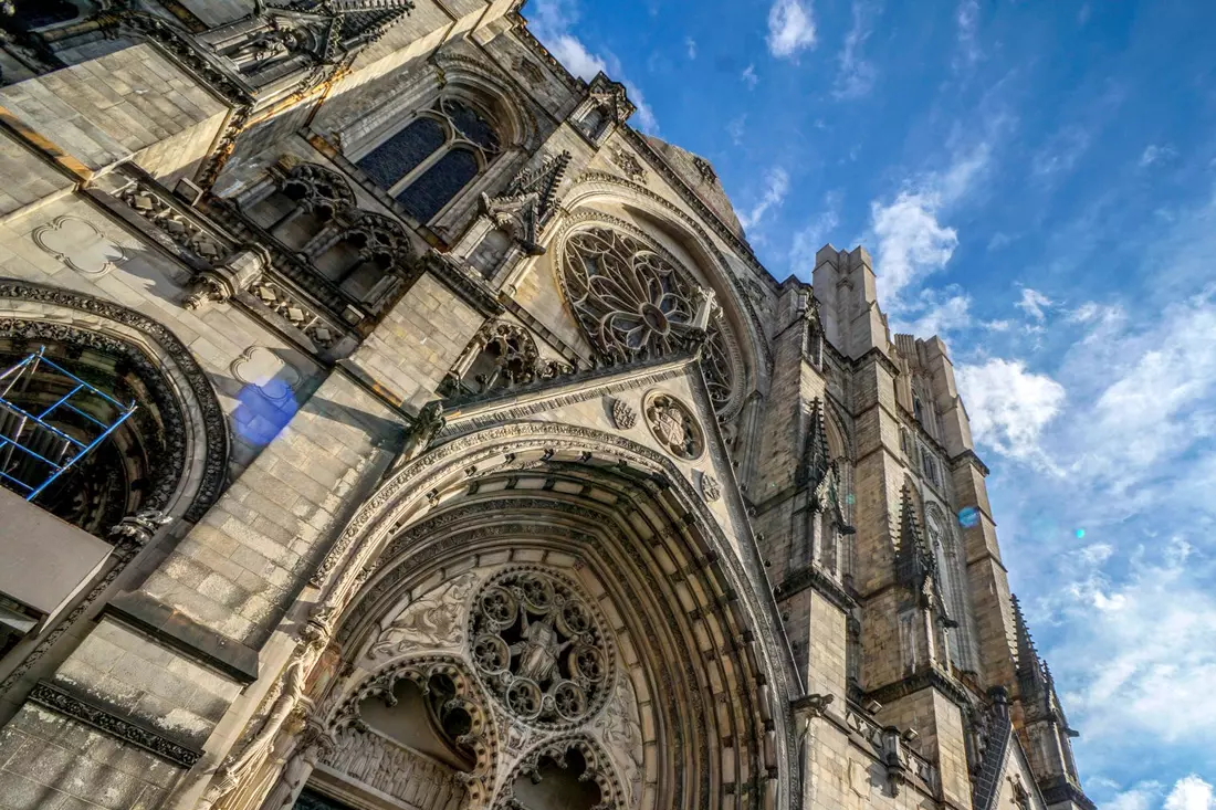 St. John the Divine Cathedral, New York City: внешний вид в ясный день