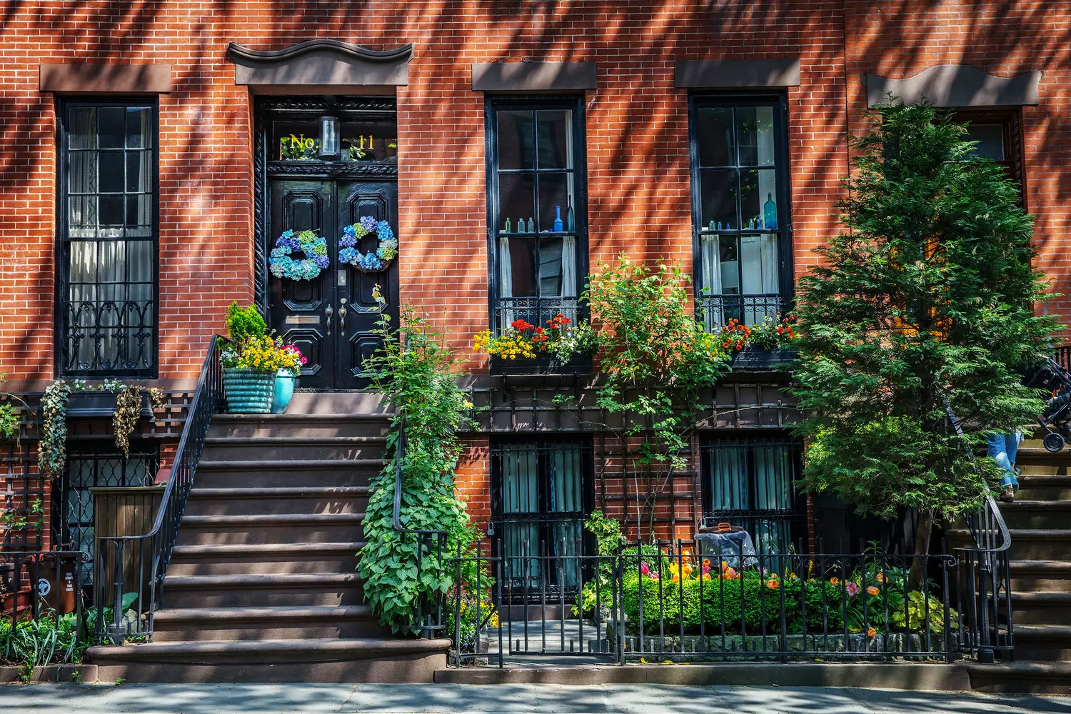 Charming Brooklyn Streets: Cozy Corners & Brownstone Beauty Quaint tree-lined street in Brooklyn with historic brownstones, autumn leaves, and warm sidewalk cafes.