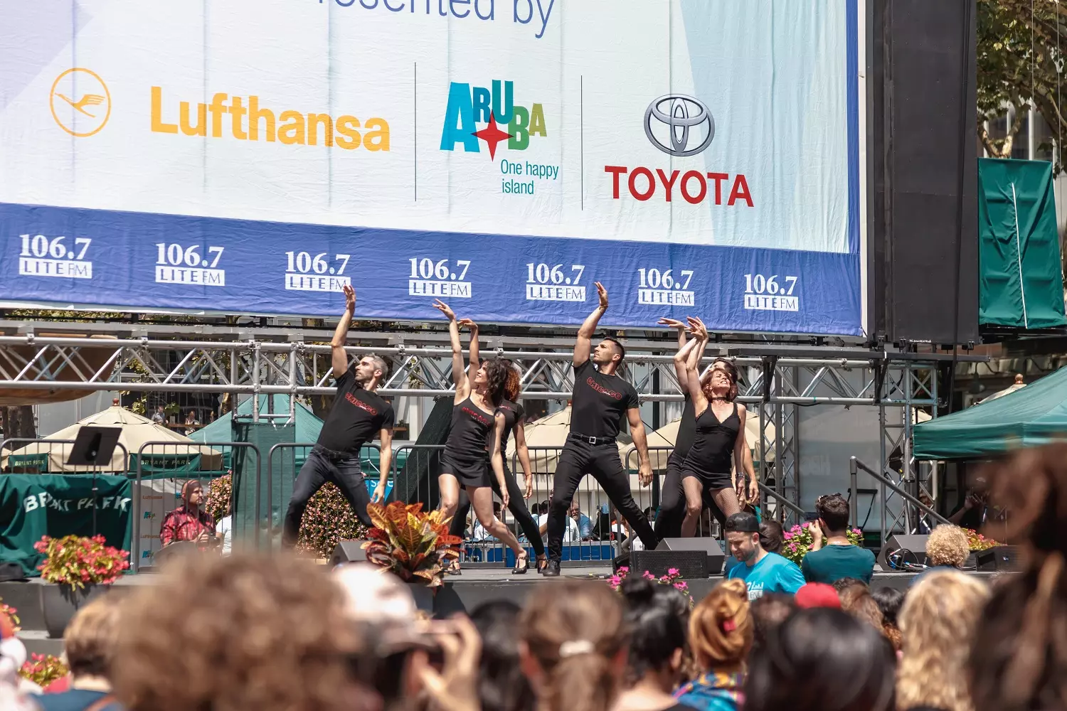 Артисты мюзикла на сцене Broadway in Bryant Park