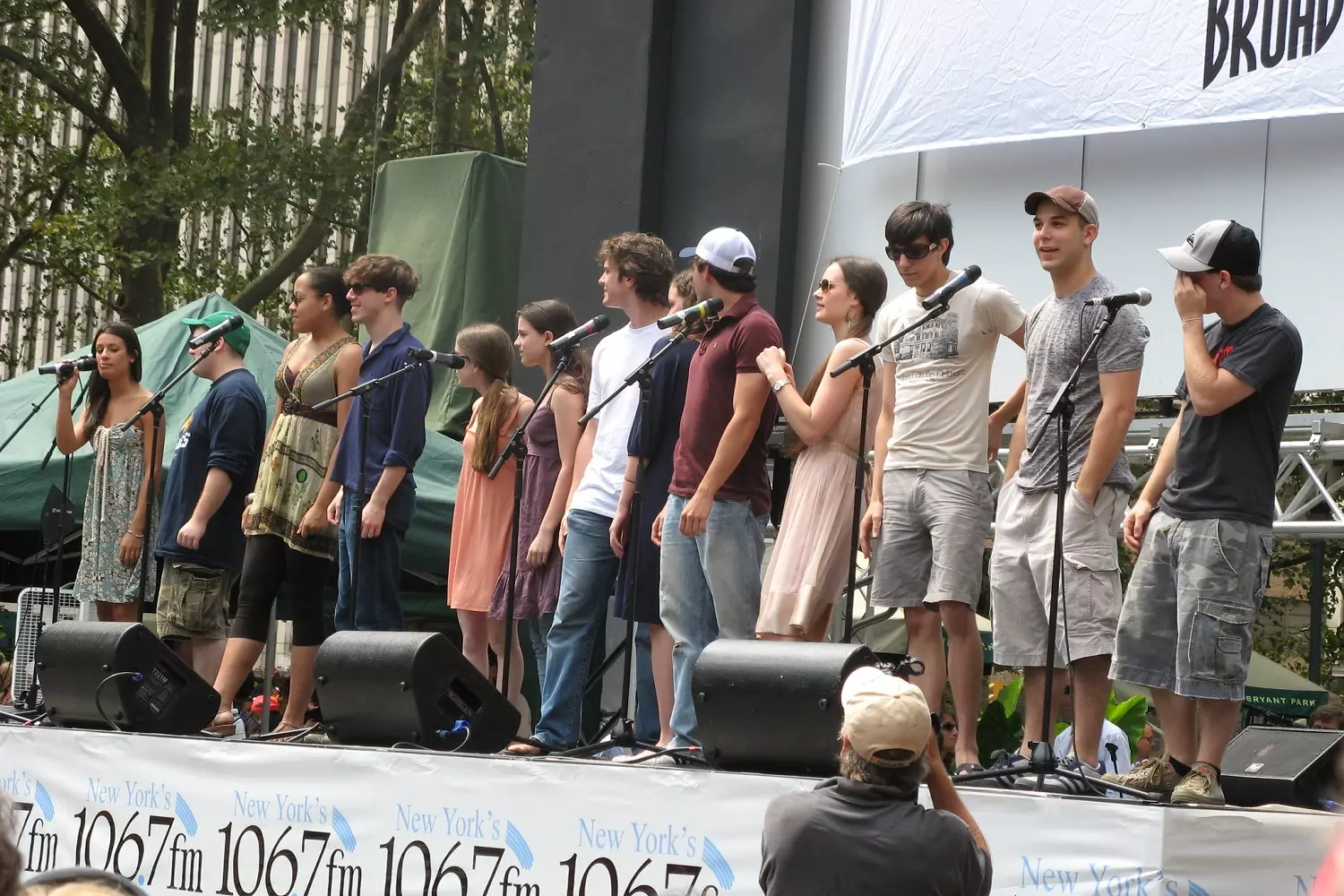 Сцена Broadway in Bryant Park во время летнего выступления