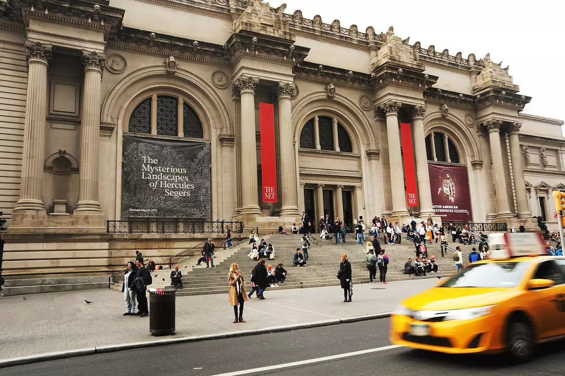 New York Metropolitan Museum entrance photo