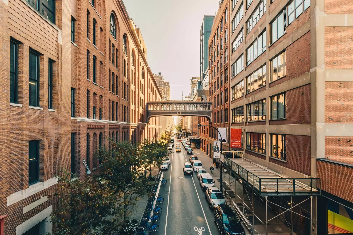 Discover the Architecture of the Meatpacking District — Celebrating New York’s Industrial Heritage Исторические здания мясных складов с металлическими навесами в Митпэкинг дистрикт
