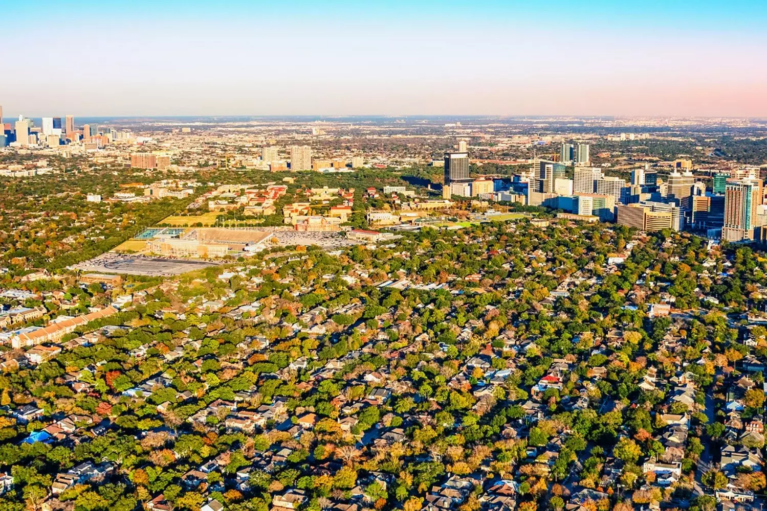 Панорамный вид [название города] с современными башнями и историческими зданиями под огромным техасским небом — симбиоз прогресса и традиций