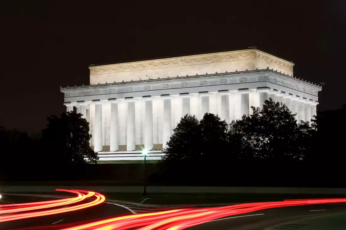 Photo of a view of the Lincoln Memorial in Washington at night — American Butler