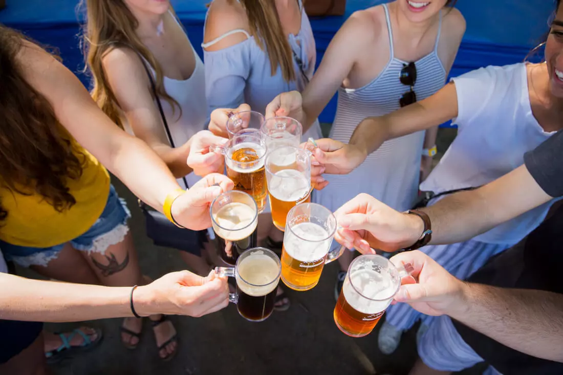 Фото посетителей фестиваля пивоварен Brewers Festival в Сиэтле — American Butler