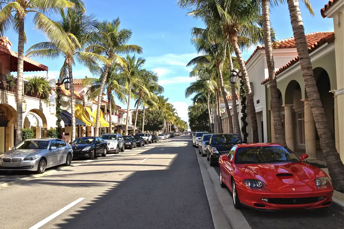 Photo of a road in Palm Beach, Florida