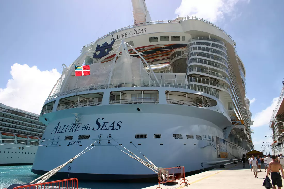 Фото круизного лайнера Allure of the seas в порту Эверглейдс, Форт-Лодердейл