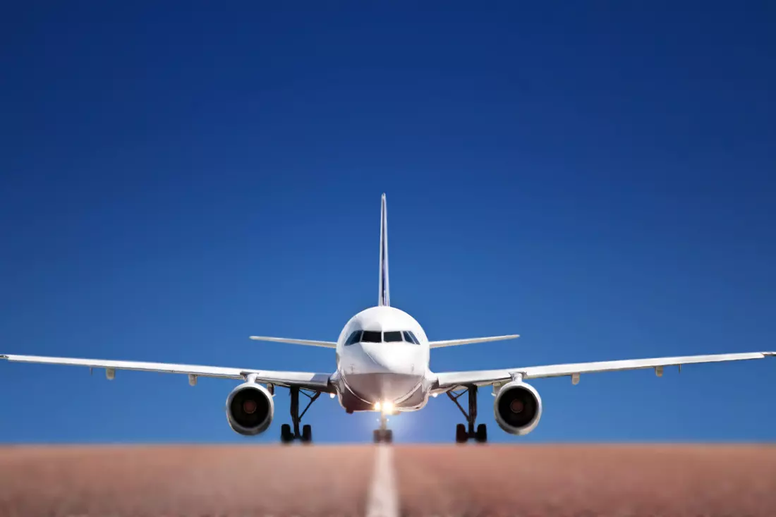 Airline tickets for flights to the USA — photo of the plane on the runway — American Butler