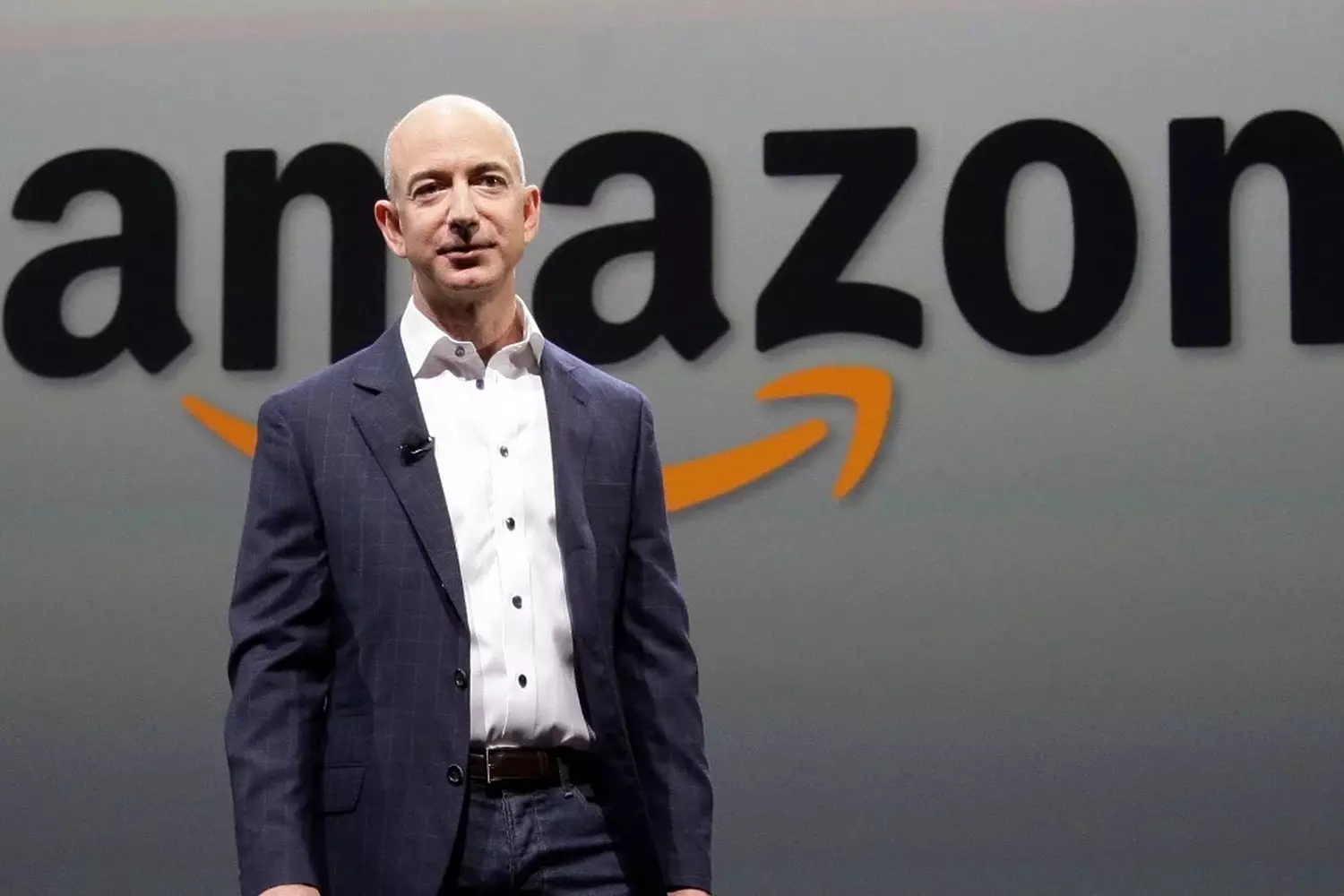 Джефф Безос: создатель империи Amazon Джефф Безос уверенно улыбается на деловом мероприятии