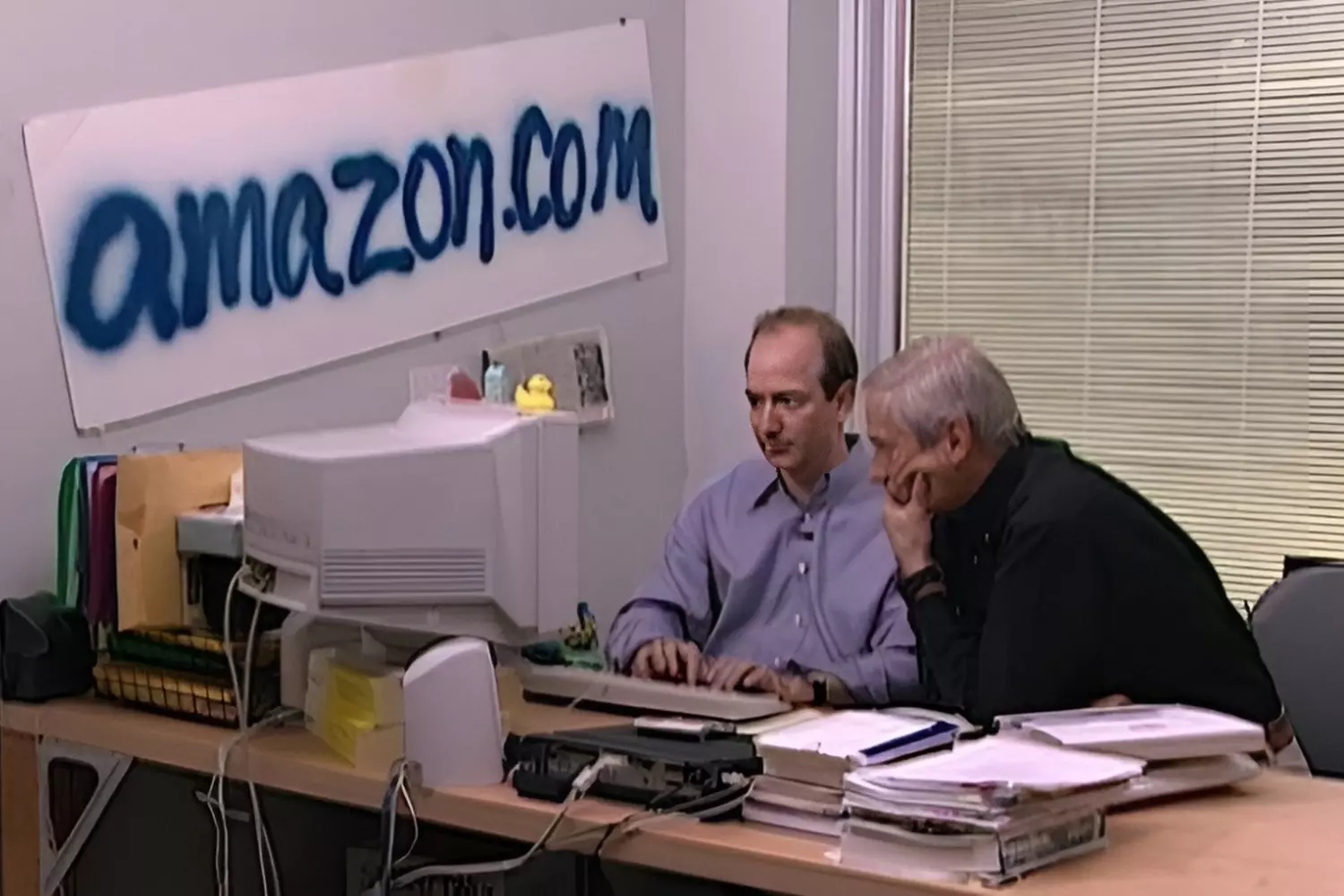 Джефф Безос в первом офисе Amazon — скромные истоки империи Молодой Джефф Безос за рабочим столом в гараже — первый офис Amazon (1995)