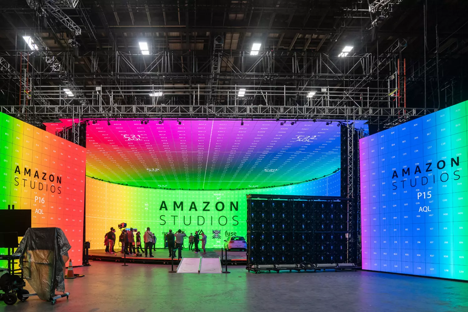 Amazon Studios: здесь рождаются хиты стриминга Современная студия Amazon с профессиональным кинооборудованием