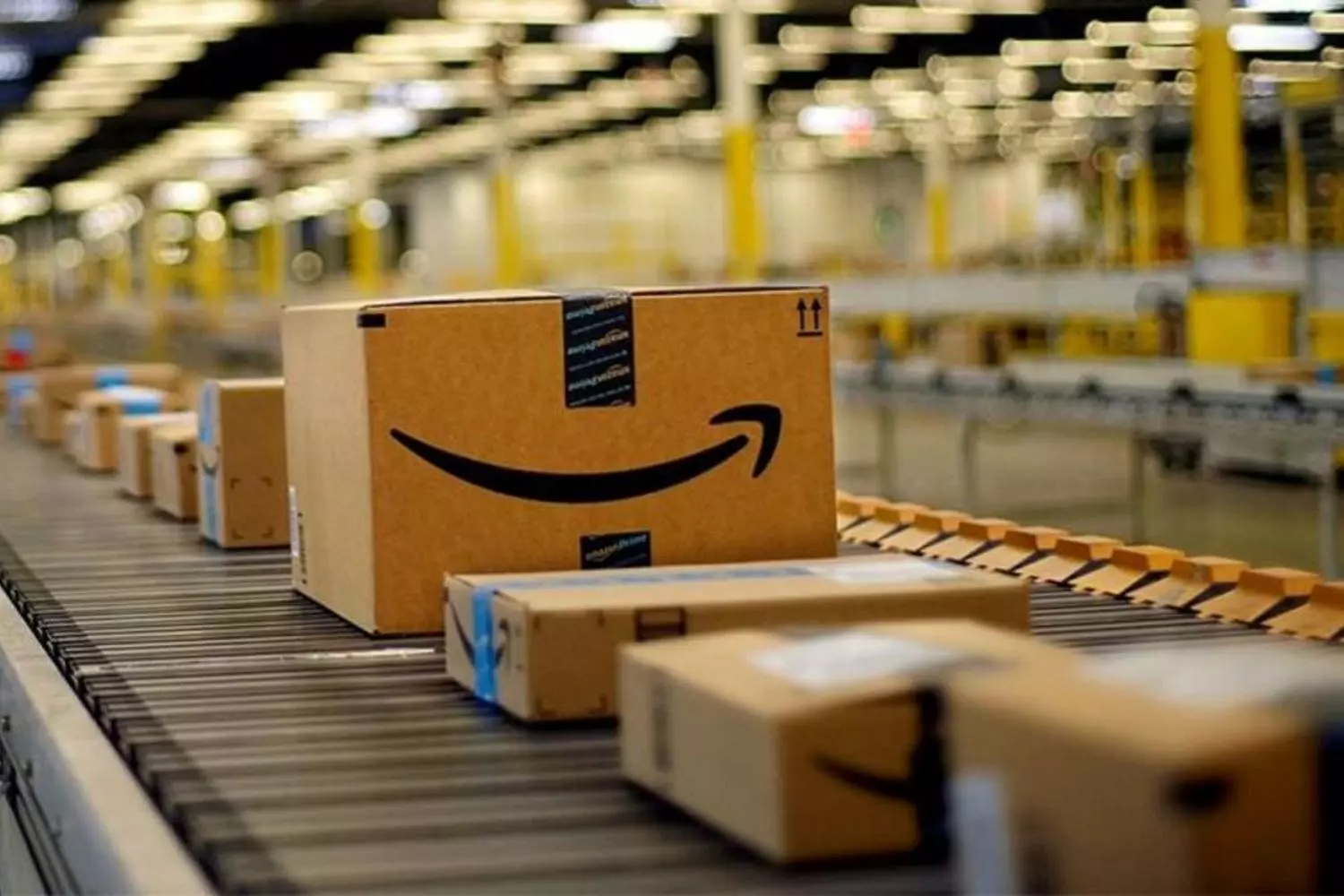 Посылка от Amazon — распаковываем счастье Классическая картонная коробка Amazon с фирменной улыбкой-стрелкой