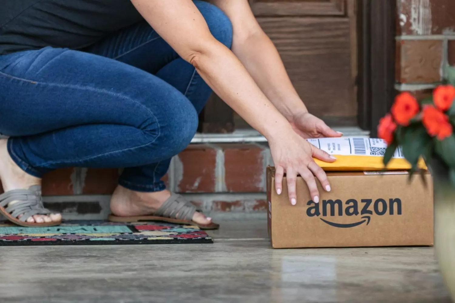 Посылка от Amazon — распаковываем счастье Классическая картонная коробка Amazon с фирменной улыбкой-стрелкой