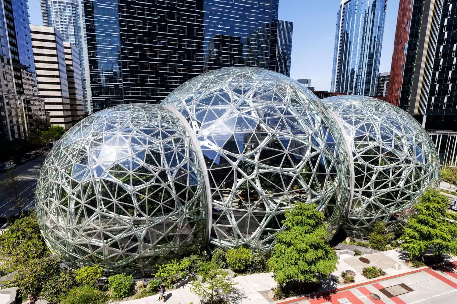 Офис Amazon — пространство для инноваций Современный офис Amazon с открытыми рабочими зонами, растениями и удобными коворкинг-пространствами